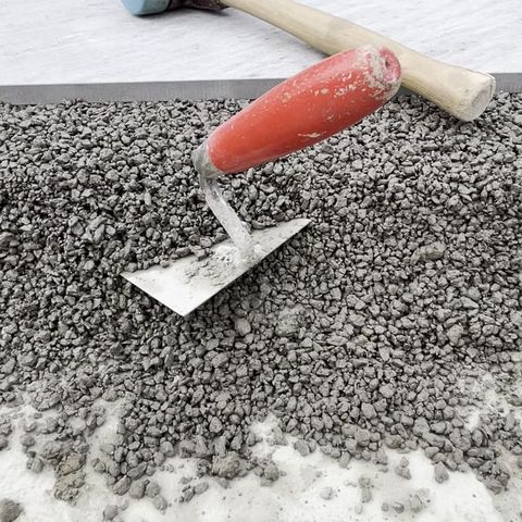 Keramikplatte wird in Drainbeton verlegt