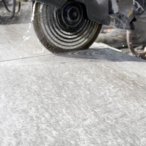 Nasszuschnitt einer Keramikplatte