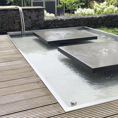 Wasserbecken mit schwebenden Platten