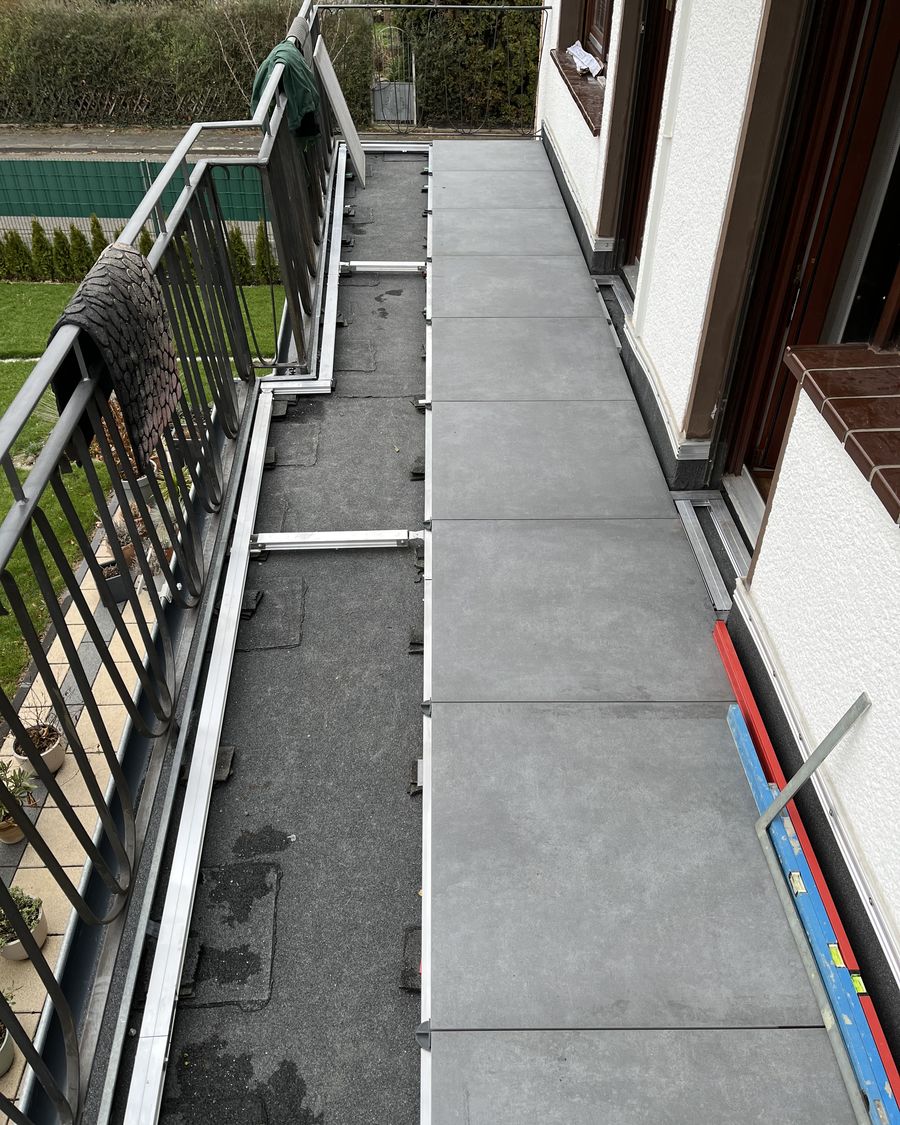 Balkon mit Keramikplatten auf Stelzlagern im Bau
