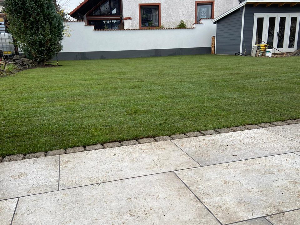 Fertig verlegter Rollrasen hinter der Terrasse